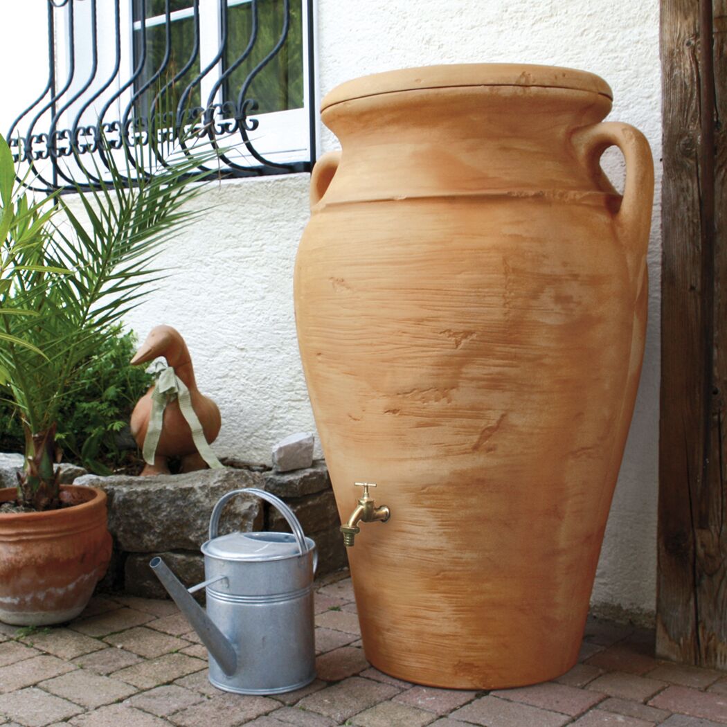 Terrakotta-Regenfass mit Wasserhahn und Gießkanne