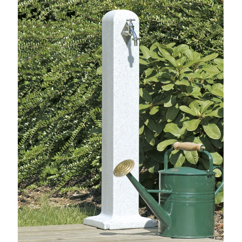 Wasserzapfstelle mit Gießkanne