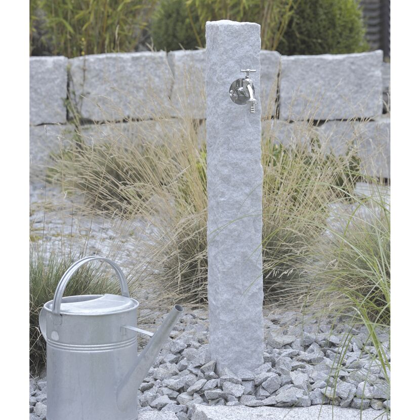 Granit-Zapfstelle mit Wasserhahn und Gießkanne