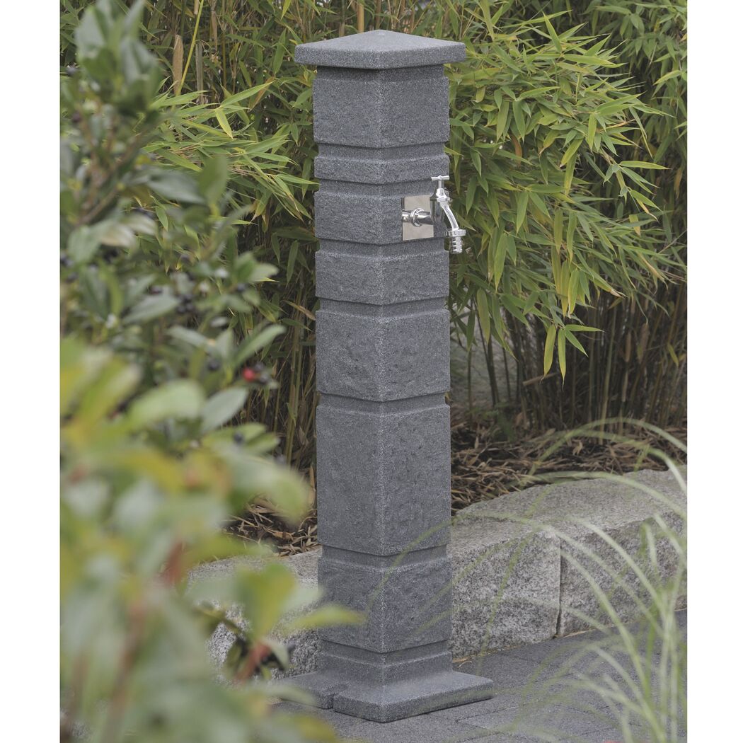 Graue Wassersäule mit Wasserhahn