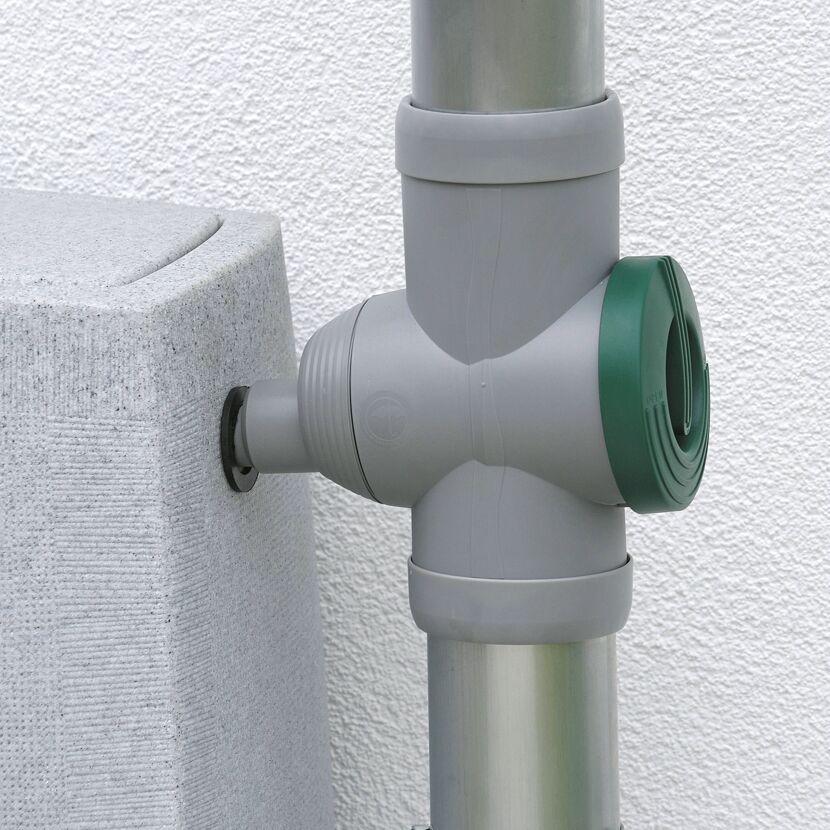 Regensammler wird an Fallrohr montiert
