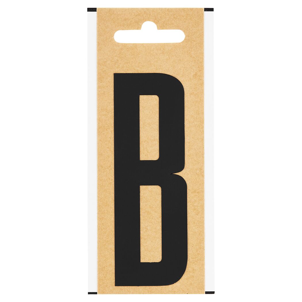 Schwarzer Folienbuchstabe B auf braunem Karton