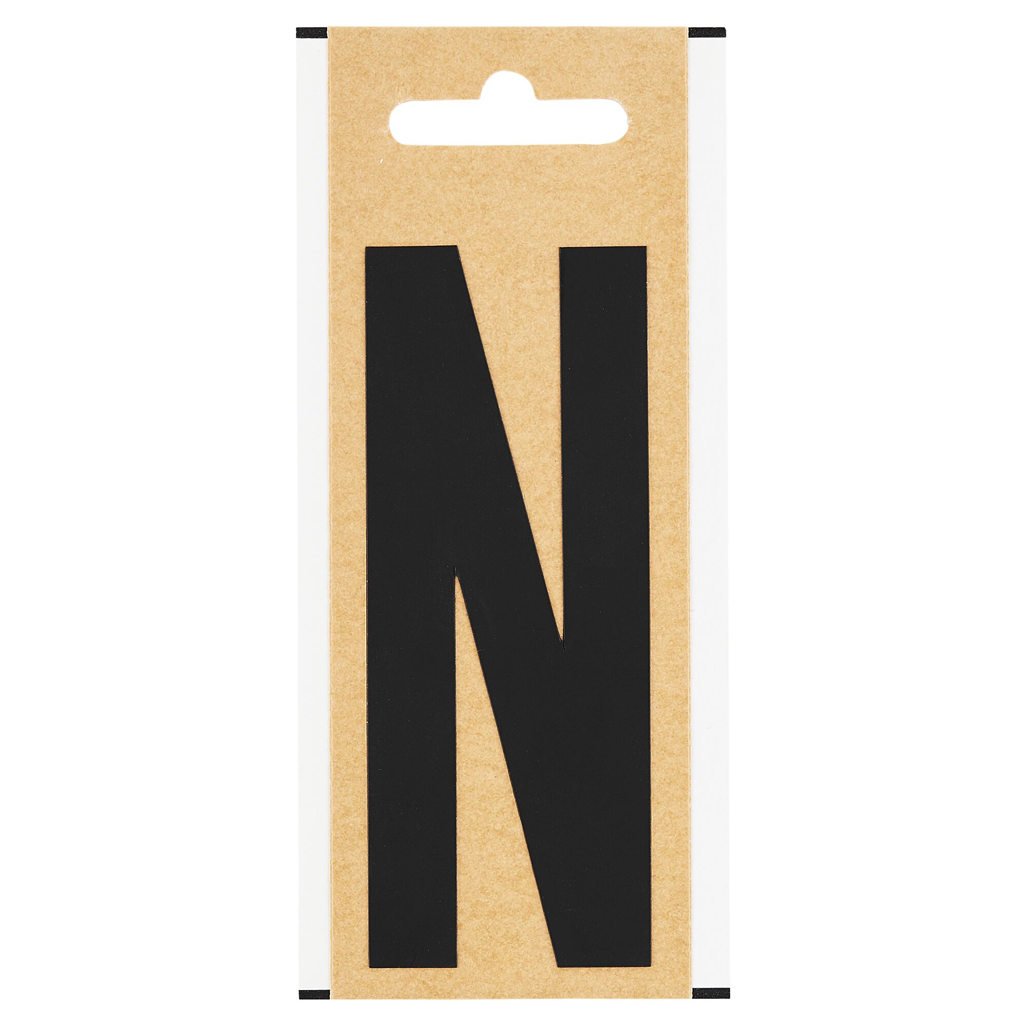 Schwarzer Folienbuchstabe N auf braunem Karton