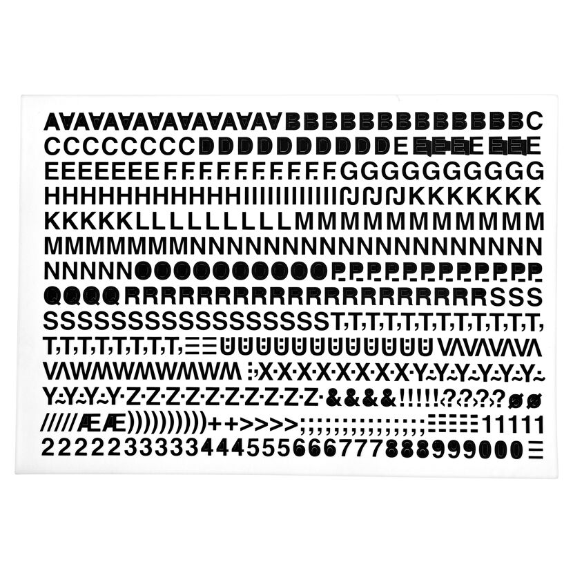 Schwarze Klebebuchstaben und -zahlen auf weißem Hintergrund