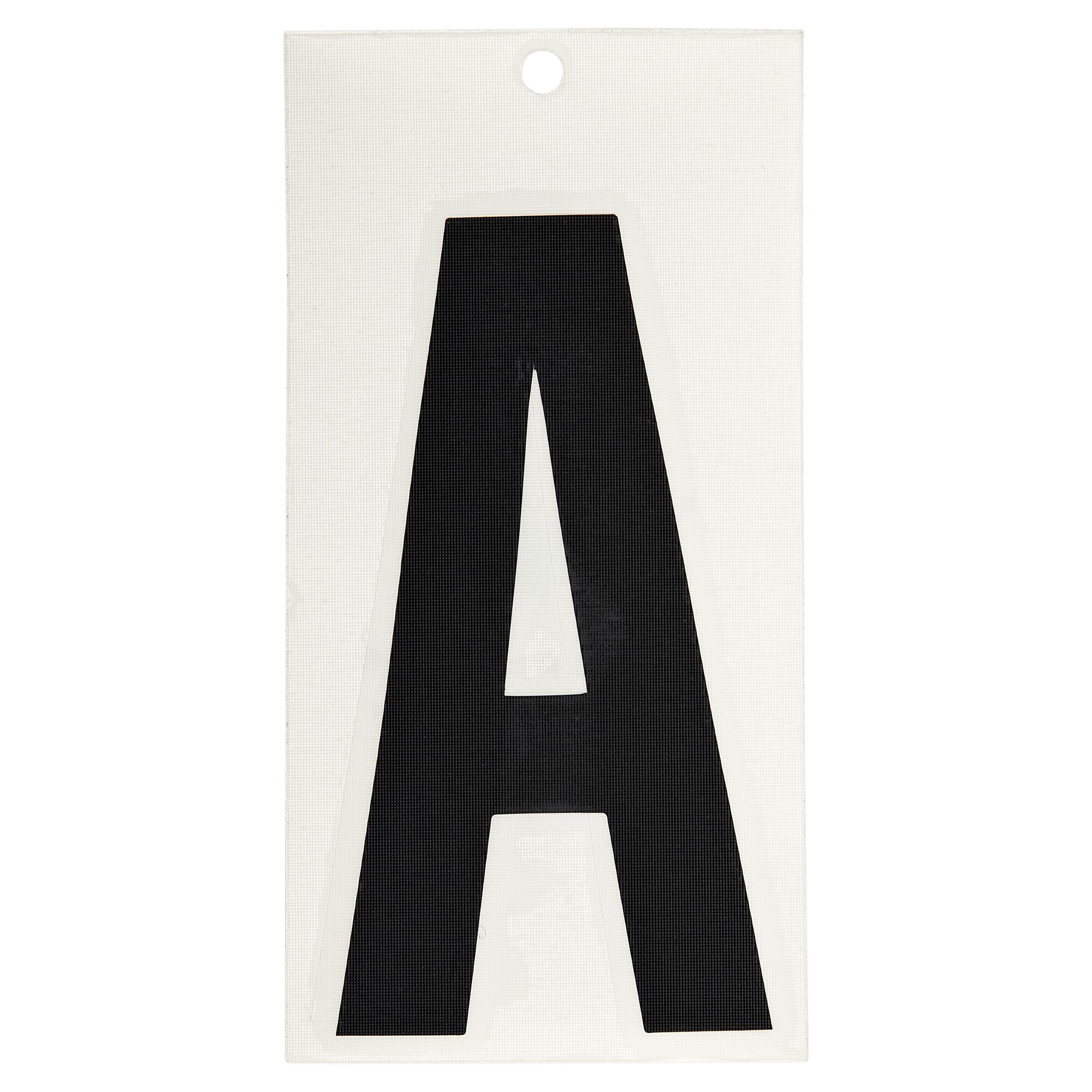 Schwarzer Klebebuchstabe A auf weißem Hintergrund