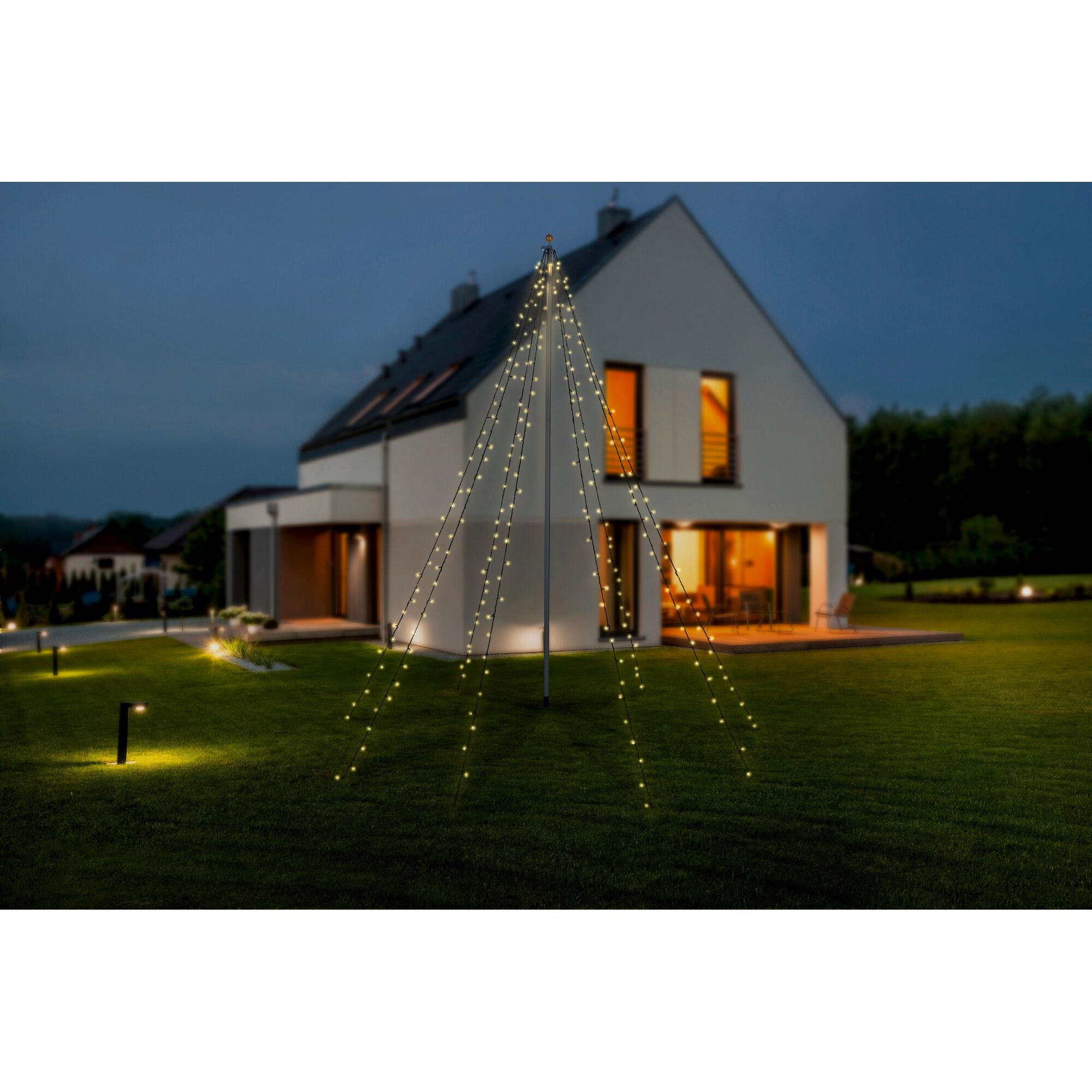 Lichterkette als Weihnachtsbaum im Garten