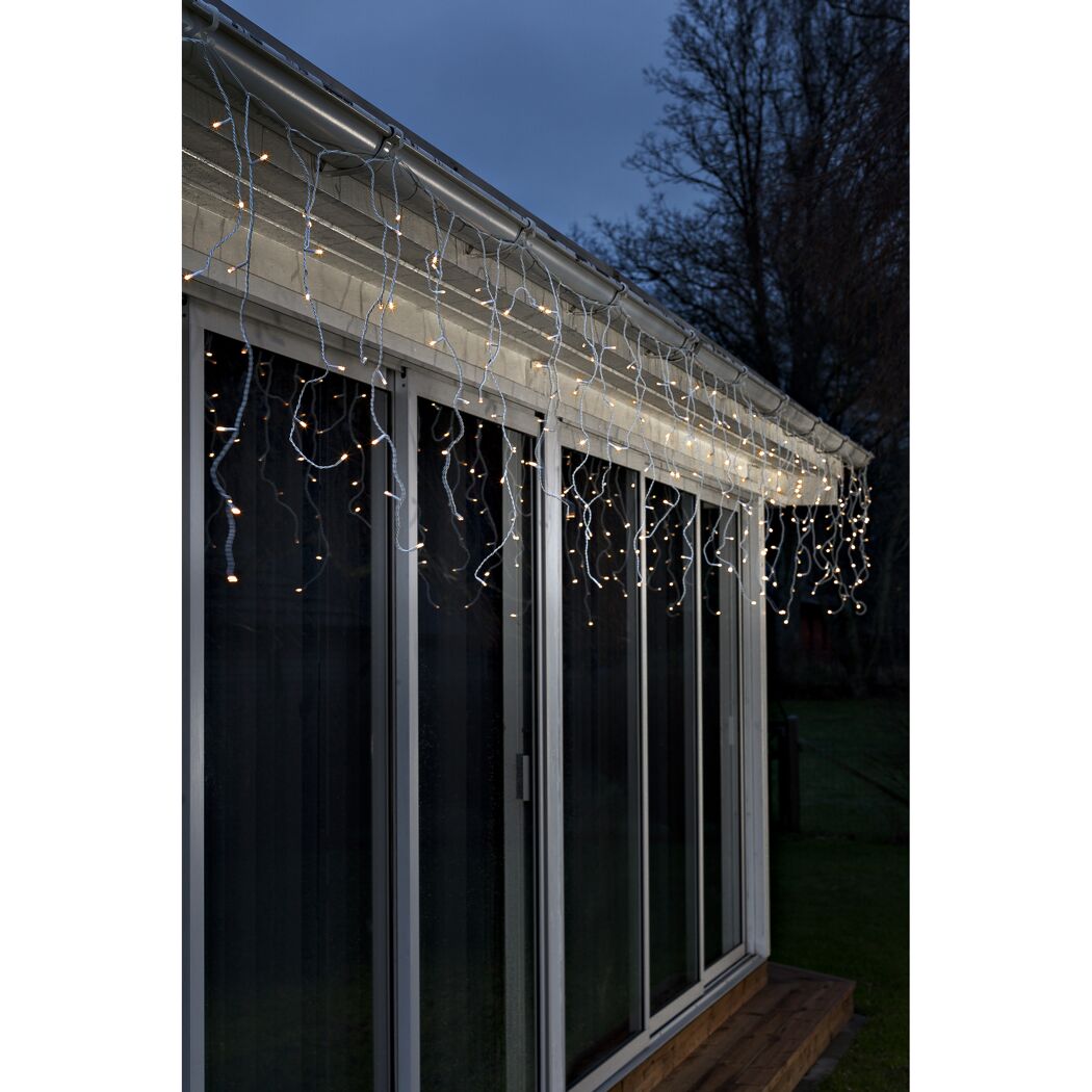 LED Eisregenvorhang an Hausfassade