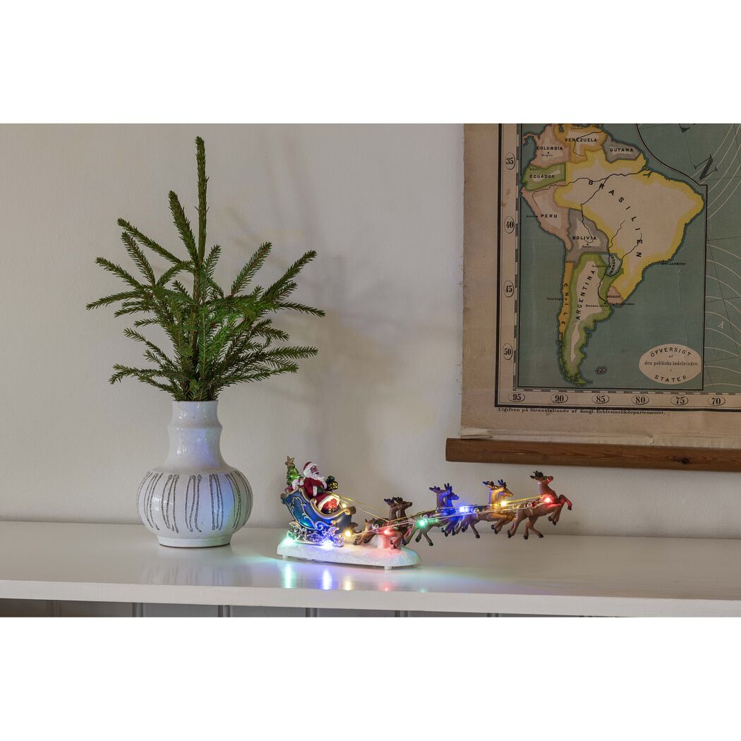 Weihnachtsmann im Schlitten mit Rentieren und Lichtern