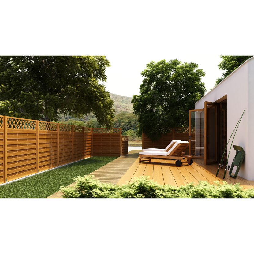 Holzterrasse mit Gartenmöbeln und Sichtschutzzaun
