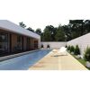 Pool mit Holzterrasse und weißem Gartenzaun