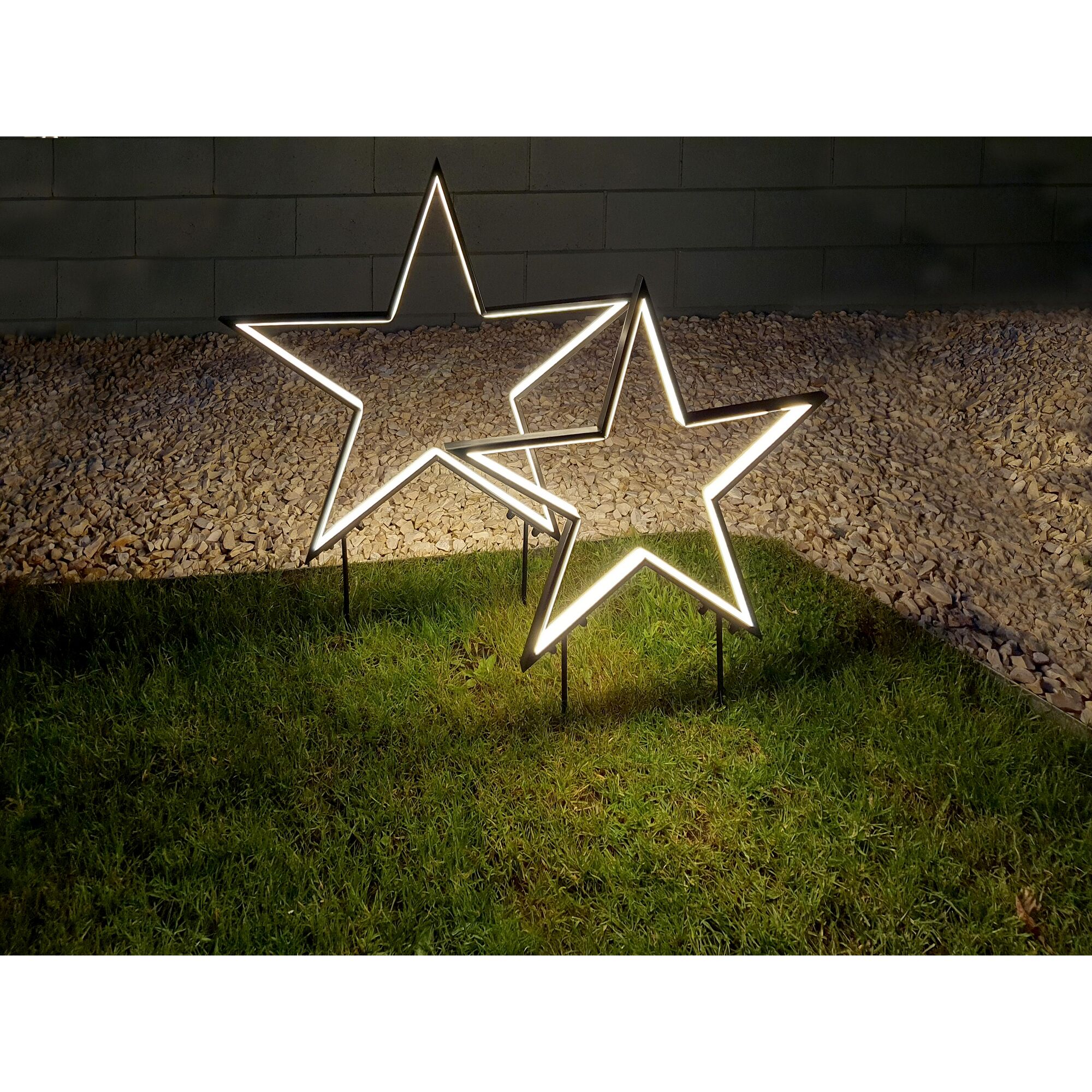 Zwei beleuchtete Gartenstecker in Sternform