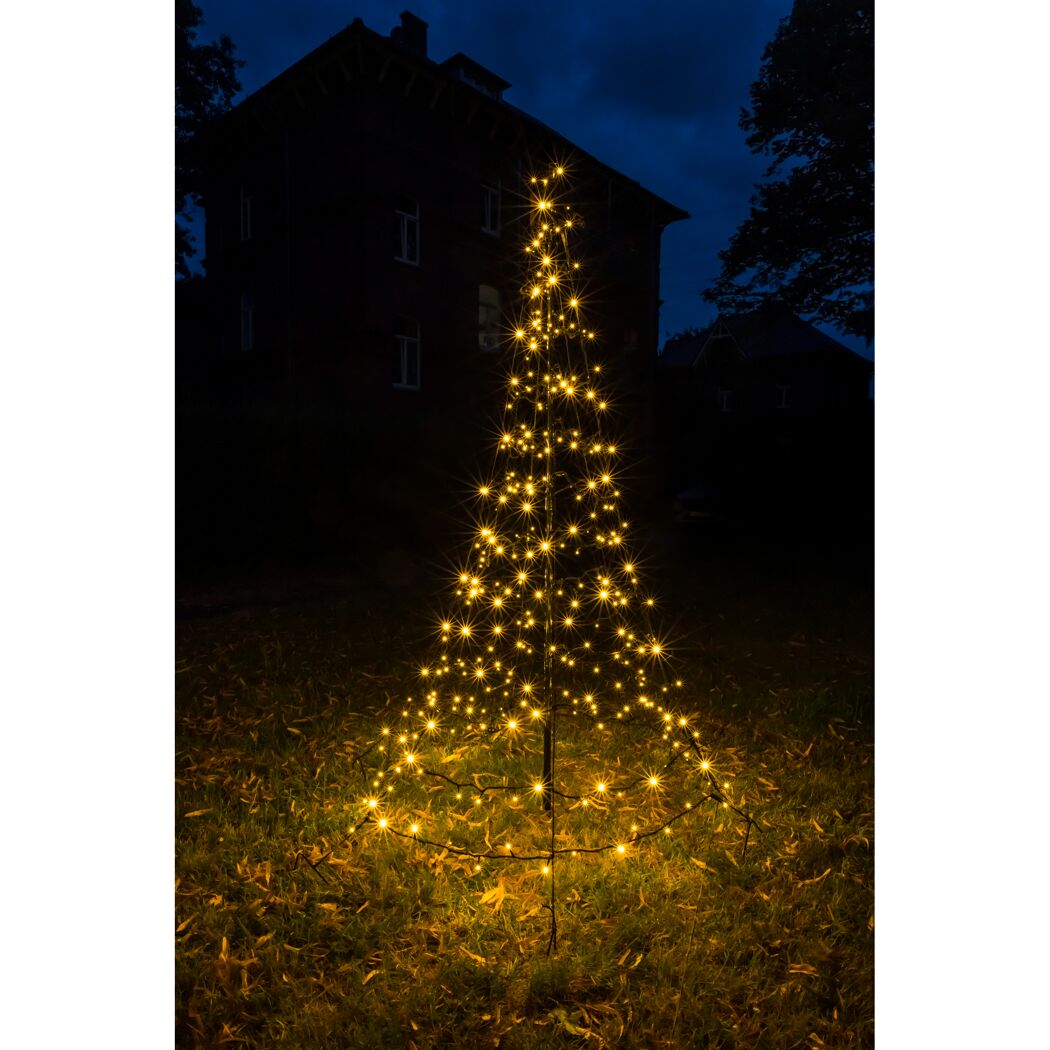 Leuchtender Galaxy-Tannenbaum im Garten