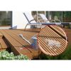 Wassertropfen auf Holzterrasse