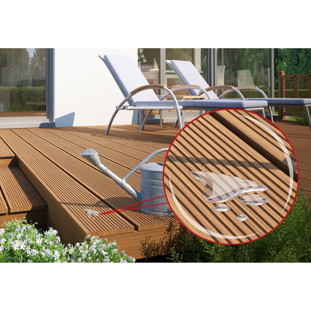 Wassertropfen auf Holzterrasse
