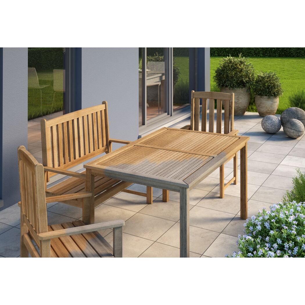 Gartenmöbel aus Holz: Bank, Tisch und Stühle