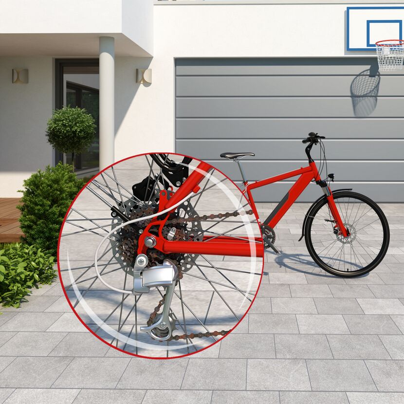 Nahaufnahme einer roten Fahrradkette und Zahnräder.