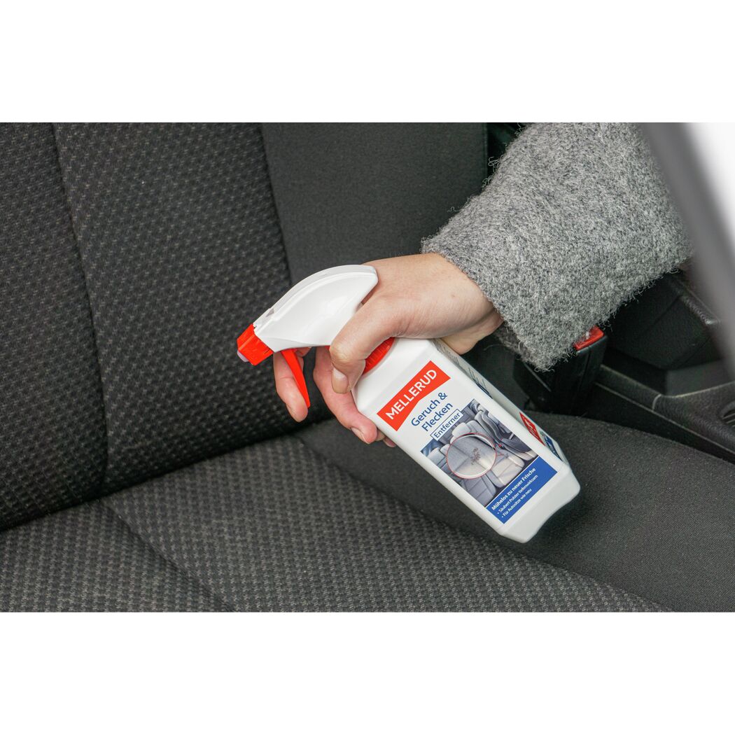 Person reinigt Autositz mit Mellerud Geruch & Flecken Entferner.