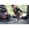 Person reinigt Kofferraum mit BISSELL Professional SpotClean