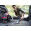 Person reinigt Kofferraum mit BISSELL Professional SpotClean