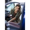 Person reinigt Autositz mit Bissell Professional Spot Clean