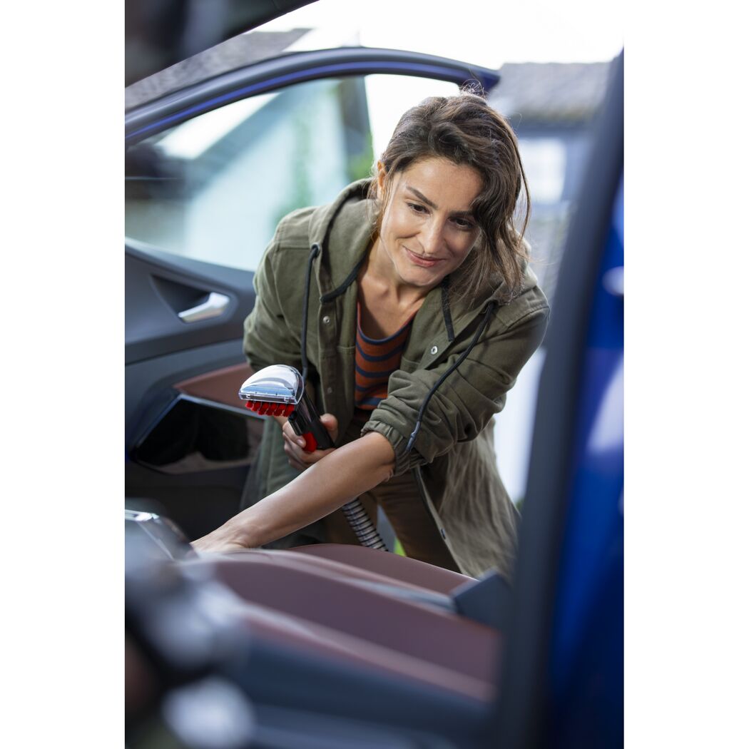 Person reinigt Autositz mit Bissell Professional Spot Clean