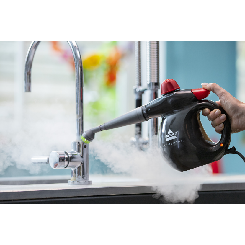 Dampfreiniger BISSELL Professional SteamShot reinigt einen Wasserhahn.