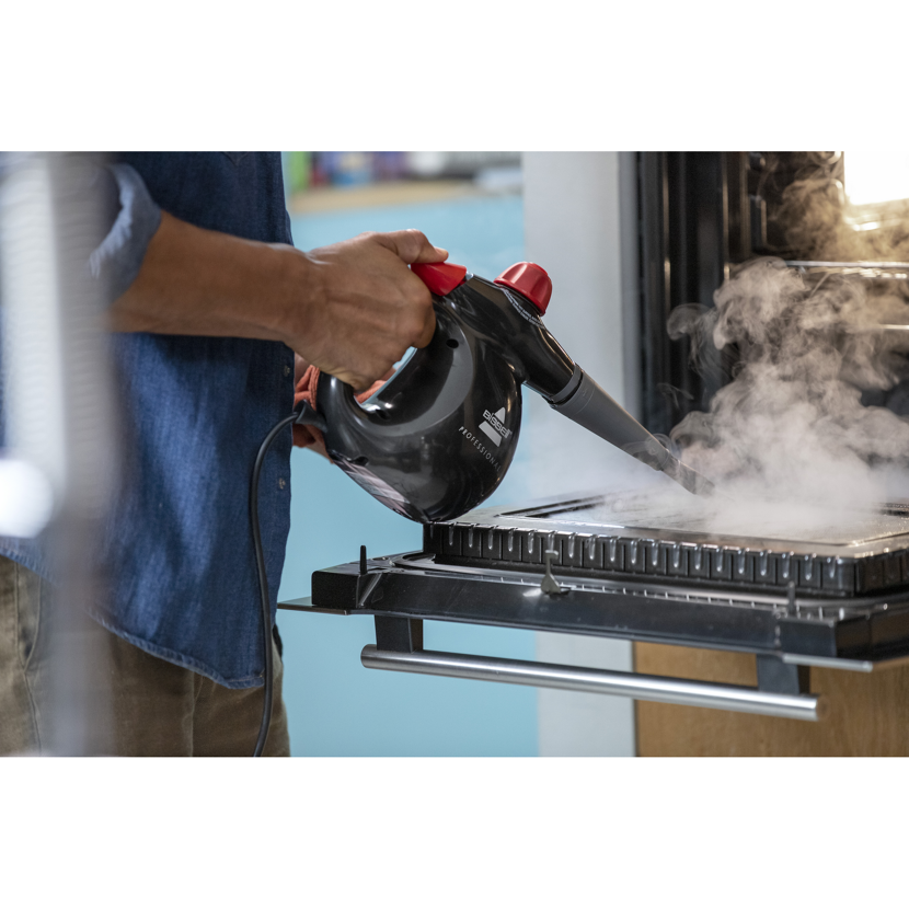 Person reinigt Backofen mit Bissell SteamShot