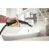 Person reinigt Waschbecken mit Dampfreiniger.