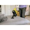 Person saugt Sofa mit dem Kärcher Akku-Handstaubsauger VC 4 Cordless myHome