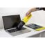 Person reinigt Laptoptastatur mit Handstaubsauger