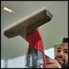 Fensterreiniger reinigt ein Fenster