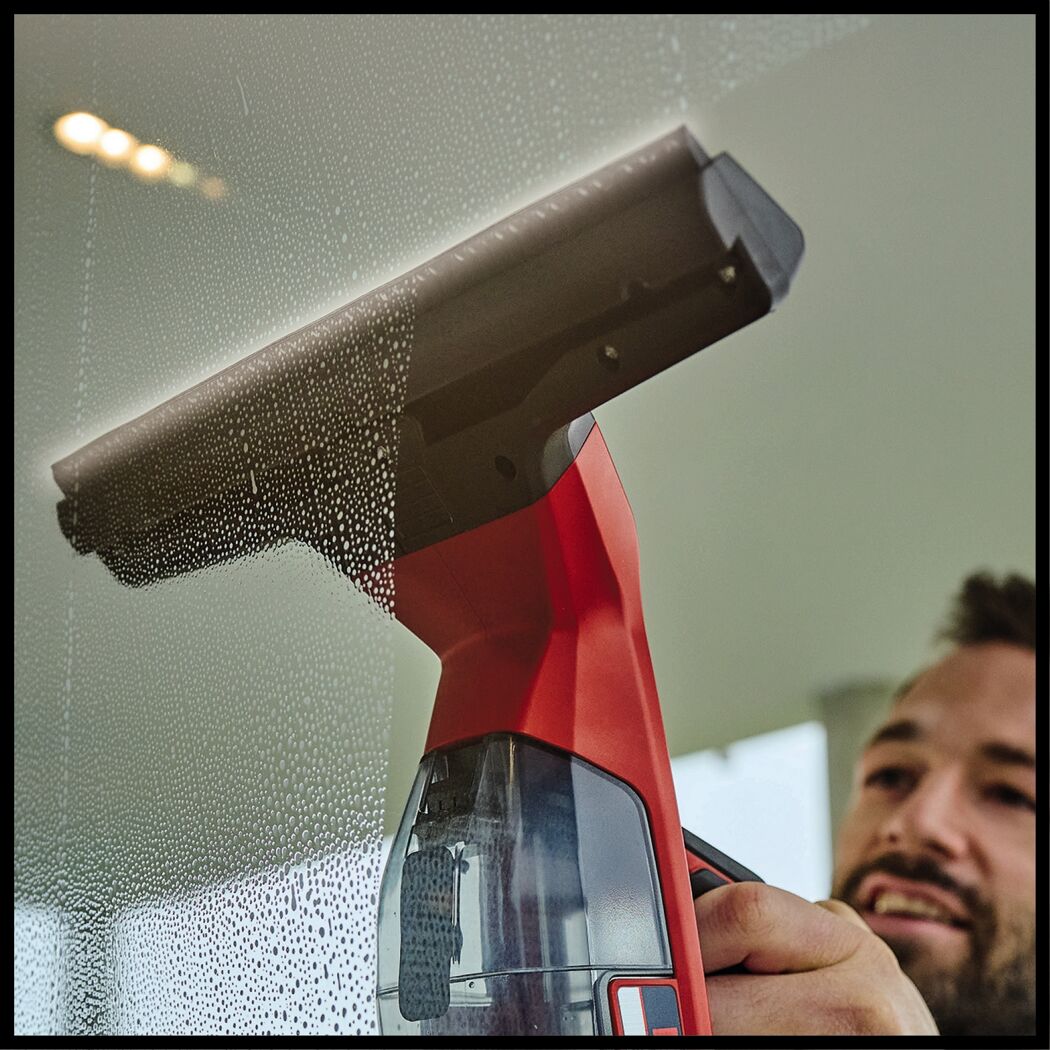 Fensterreiniger reinigt ein Fenster