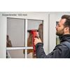 Person reinigt Fenster mit Einhell Fensterreiniger