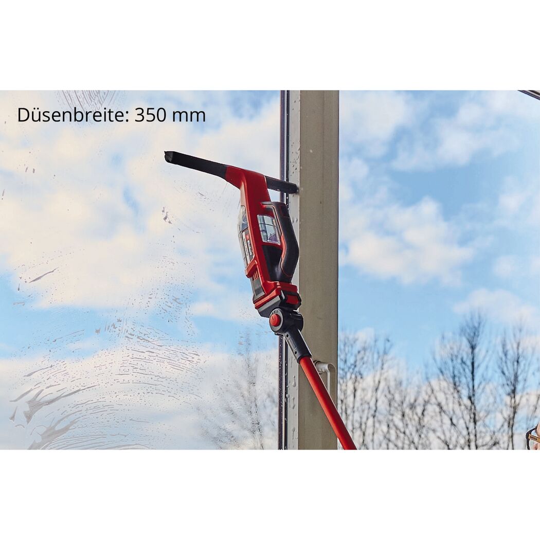 Fensterreiniger mit Teleskopstange an Fenster