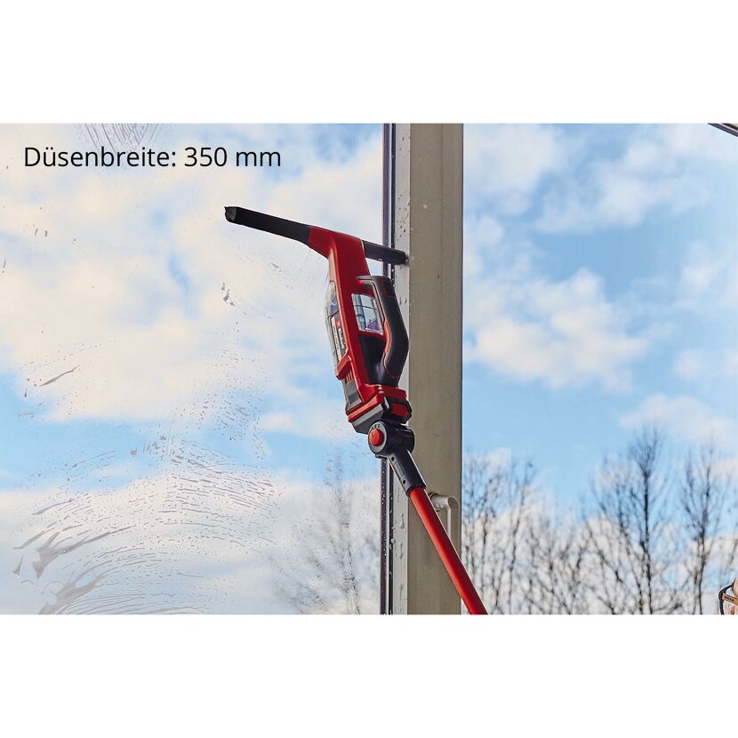 Fensterreiniger mit Teleskopstange an Fenster