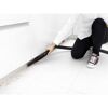 Person saugt Krümel mit Staubsauger auf