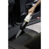 Person saugt Autositz mit Handsauger