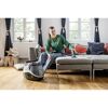 Person reinigt Sofa mit Dampfreiniger