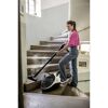 Person reinigt Treppe mit Dampfreiniger