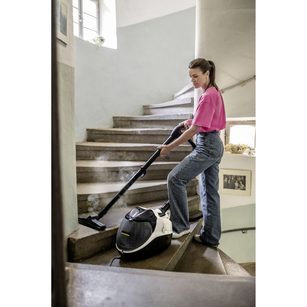 Person reinigt Treppe mit Dampfreiniger