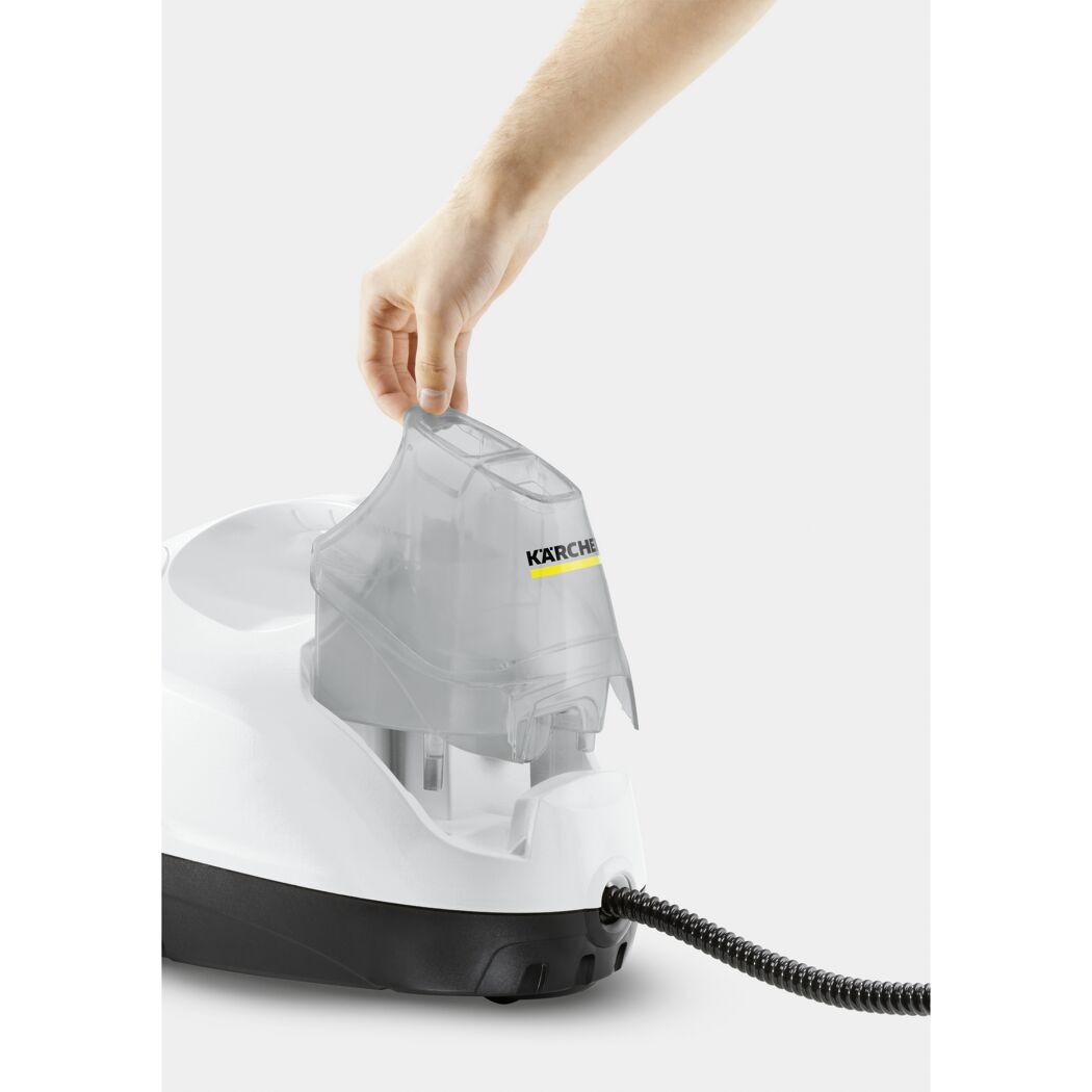 Person öffnet Wassertank Dampfreiniger