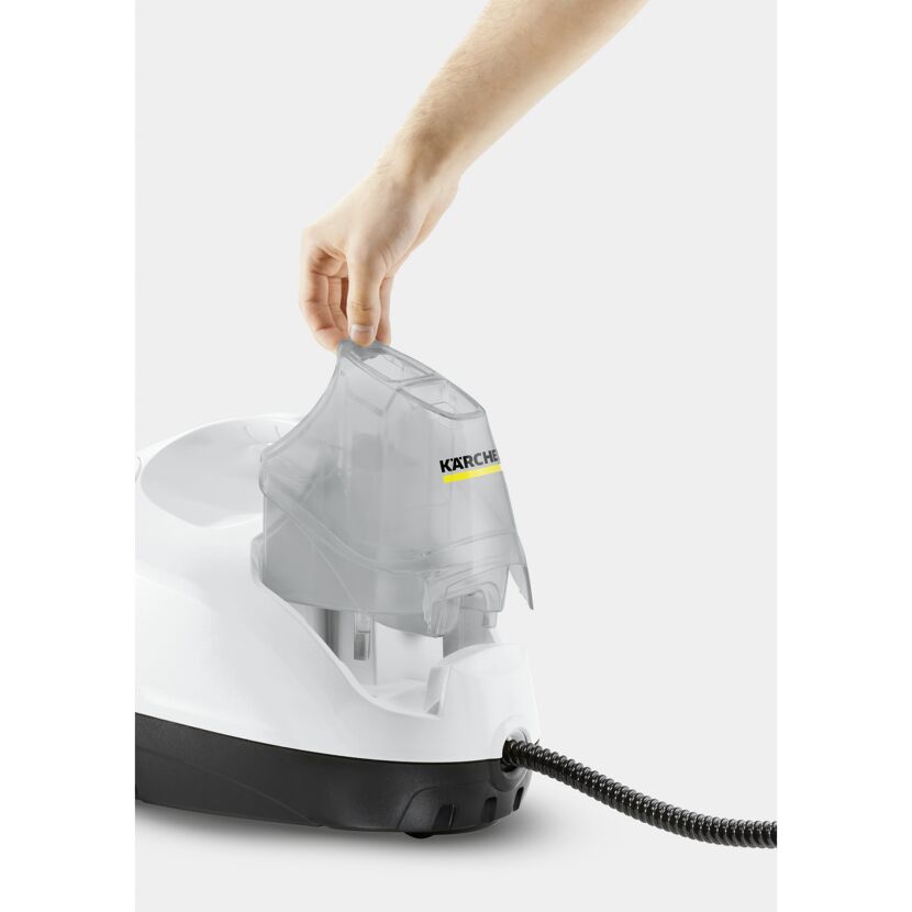 Person öffnet Wassertank Dampfreiniger