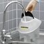 Dampfreiniger wird mit Wasser befüllt