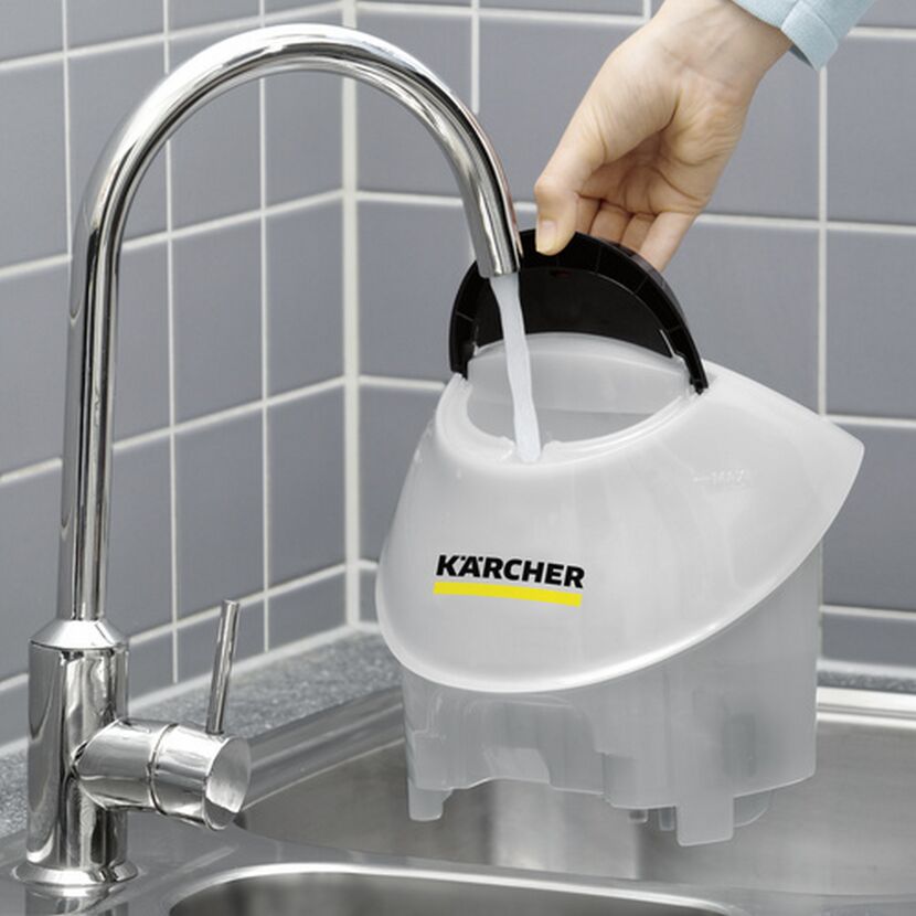 Dampfreiniger wird mit Wasser befüllt