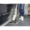 Person reinigt Fliesen mit Dampfreiniger