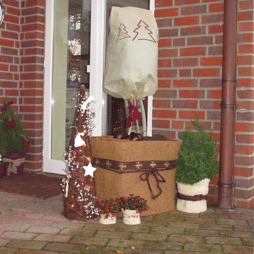 Weihnachtlich geschmückter Hauseingang.