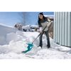 Person räumt Schnee mit Schneeschieber