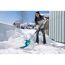 Person räumt Schnee mit Schneeschieber