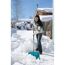 Person räumt Schnee mit Schneeschieber