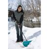 Person räumt Schnee mit Schneeschieber
